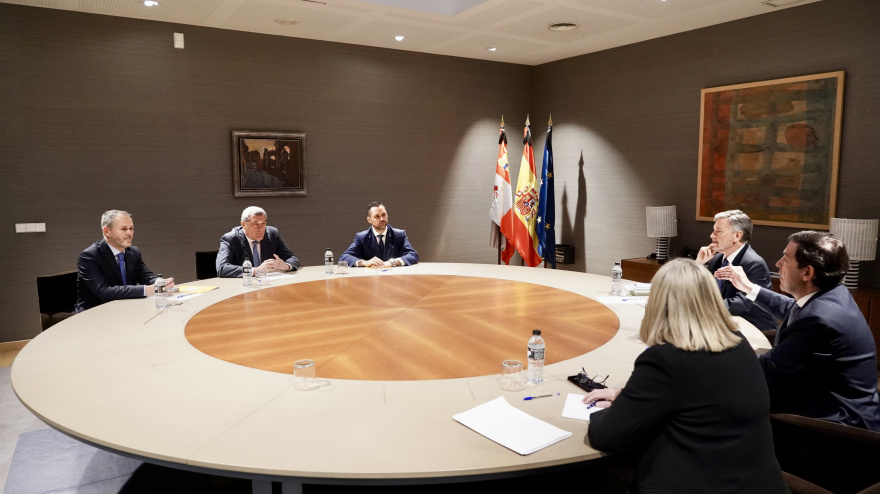 El presidente del Partido Popular, Alfonso Fernández Mañueco, se reúne con Pedro Pascual de Por Ávila