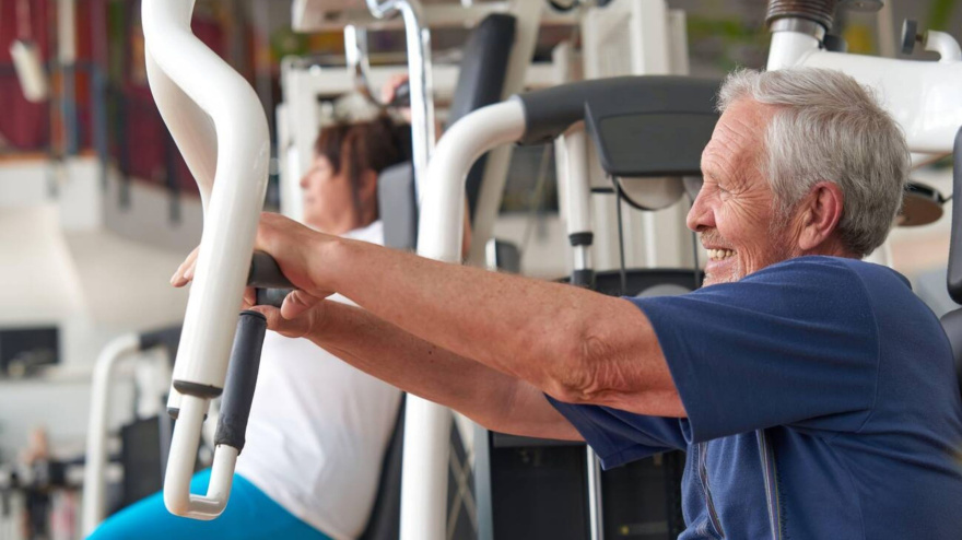 Persona mayor haciendo ejercicio