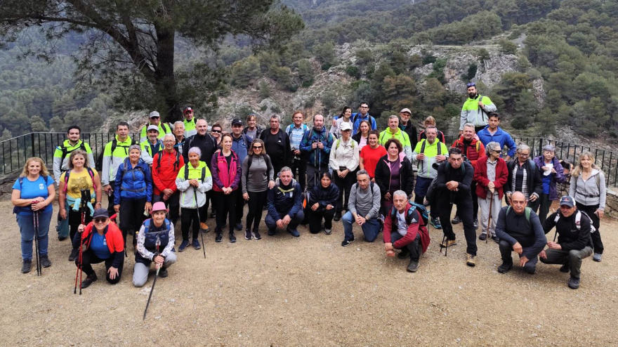 Grupo de senderistas posando para la foto de familia