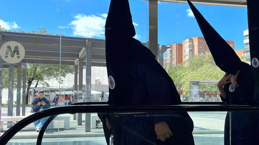 Nazarenos saliendo de una estación del Metro