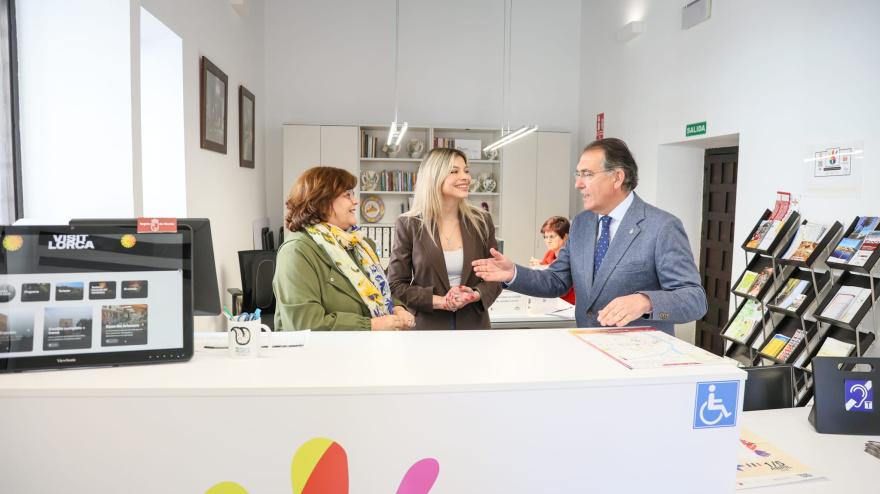 Mostradores accesibles para personas con discapacidad en la oficina de turismo de Lorca