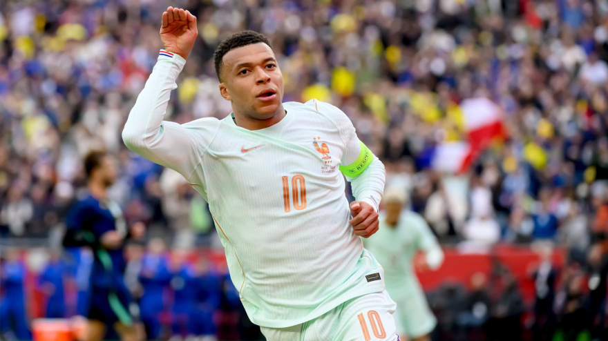 Mbappé celebra el gol en el Brasil - Francia