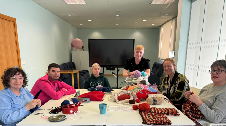 Usuarios del centro de Abanto-Zierbena en un taller de ganchillo