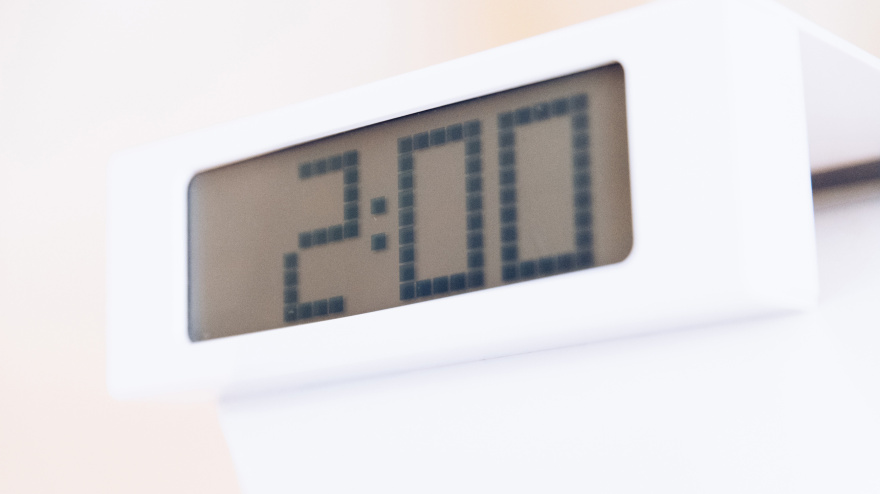 Archivo - Un despertador que marca las 2.00 horas, a 28 de octubre de 2023, en Madrid (España).