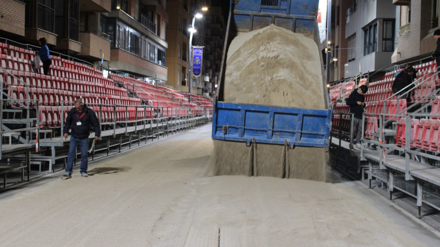Un camión vierte arena en la avenida por la que discurren las procesiones de Lorca