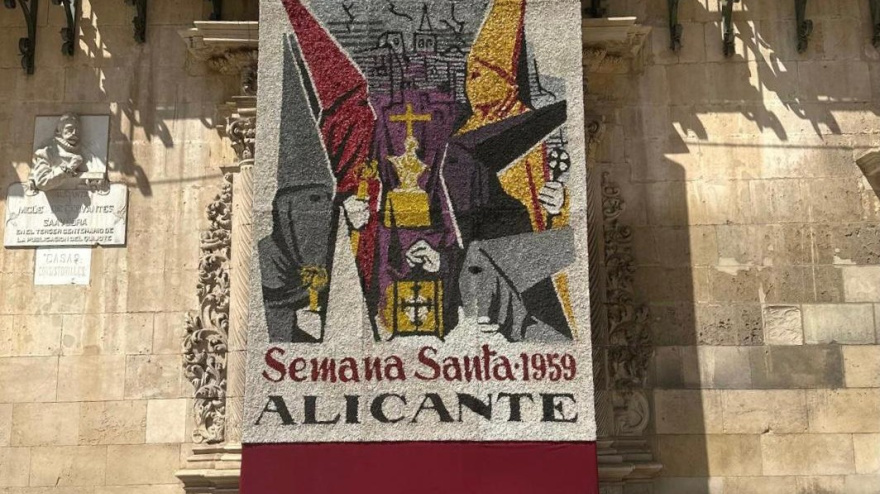 La Semana Santa llega al Ayuntamiento con los tapices florales alusivos a los carteles de 2026 y 1959