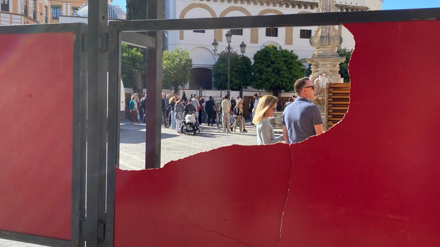 Destrozan varios paneles de separación en la Carrera Oficial en la Plaza Virgen de los Reyes