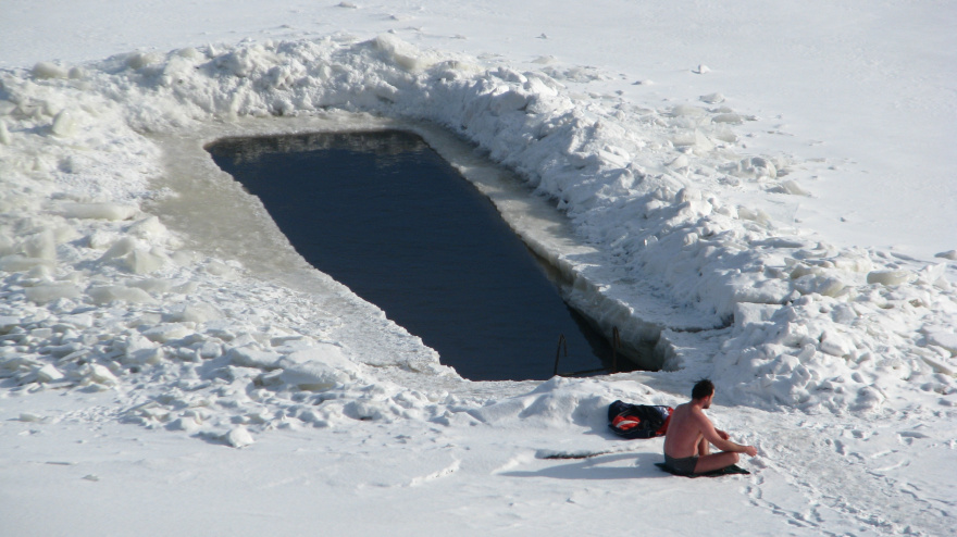 Baños de hielo y agua fría: lo que no te cuentan de la viral moda del frío