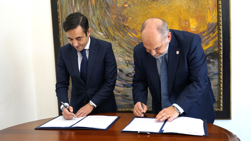 Rey Varela y Fernando Iguacel durante la firma del convenio este viernes en el Ayuntamiento