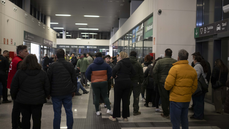 (Foto de ARCHIVO)Familiares de los pasajeros del tren procedente de Puerta de Atocha y con destino Huelva, acuden a la estación de trenes de Huelva. A 19 de enero de 2026, en Huelva (Andalucía, España).La cifra de fallecidos se ha elevado a 21, según han confirmado a Europa Press fuentes conocedoras del dispositivo de emergencias, tras el descarrilamiento registrado sobre las 19,45 horas de este domingo, 18 de enero, de un tren Iryo 6189 en el que viajaban unas 300 personas y que cubría el trayecto Málaga-Puerta de Atocha, ocurrido en los desvíos de entrada a la vía 1 de la estación de Adamuz (Córdoba), lo que provocó que el vehículo invadiera la vía contigua. Además, al menos 25 personas han resultado heridas, según ha informado el Servicio de Emergencias 112 Andalucía en sus redes sociales, consultadas por Europa Press.Clara Carrasco / Europa Press19 ENERO 202618/1/2026