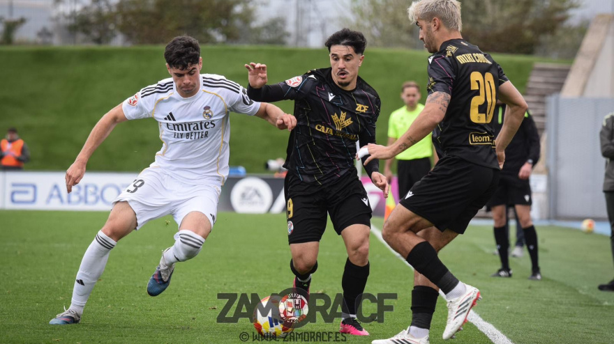 Abde, jugador del Zamora, en el duelo ante el Castilla