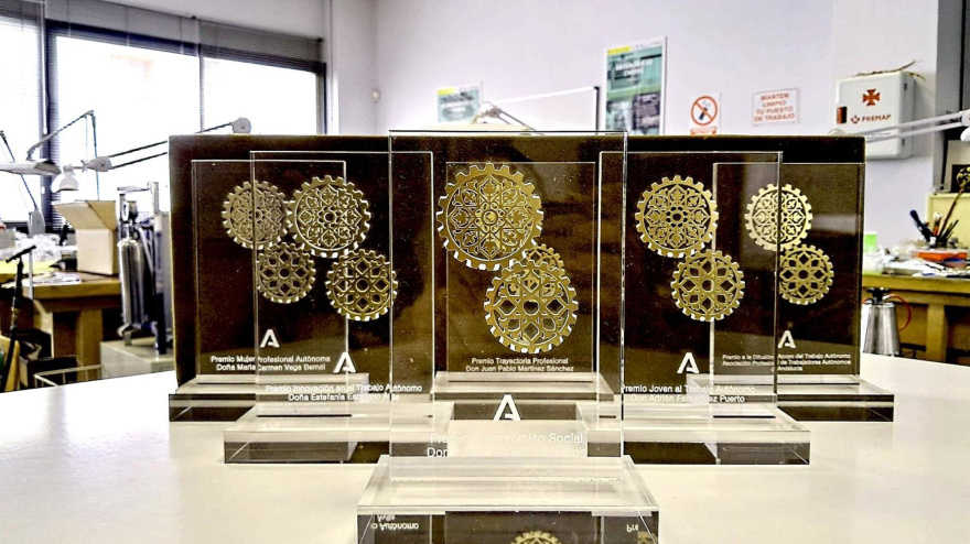 La Escuela de Joyería del SAE elabora los galardones de los I Premios al Trabajo Autónomo.La Escuela de Joyería de Córdoba, perteneciente al Servicio Andaluz de Empleo (SAE), ha sido la responsable del diseño y realización de los trofeos de la I edición de los Premios al Trabajo Autónomo, celebrados el pasado lunes 23 de abril en Almería, habiendo desarrollado el diseño de los galardones, de forma concreta, la alumna Miriam Piñeiro Jiménez, quien actualmente cursa su itinerario formativo en 'Fabricación Industrial' desde marzo de 2025.POLITICA ANDALUCÍA ESPAÑA EUROPA CÓRDOBA ECONOMIAJUNTA DE ANDALUCÍA