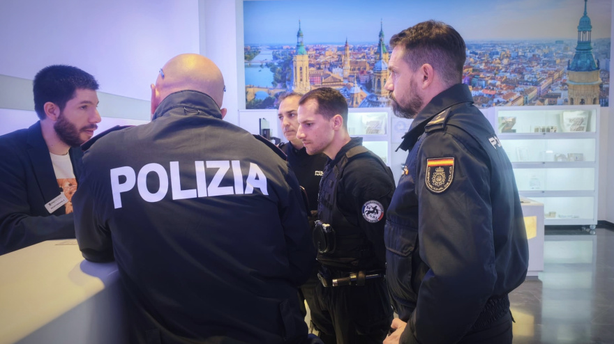 Agentes españoles acompañando a sus compañeros italianos y franceses.