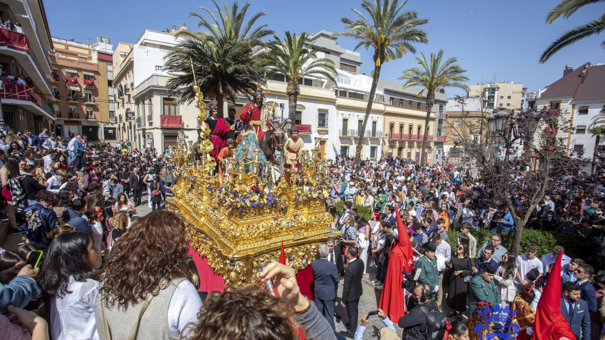 El paso de la Borriquita, en Huelva, procesiona un Domingo de Ramos.