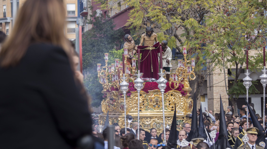 El Cristo de la Victoria durante una procesión en Huelva durante el Domingo de Ramos