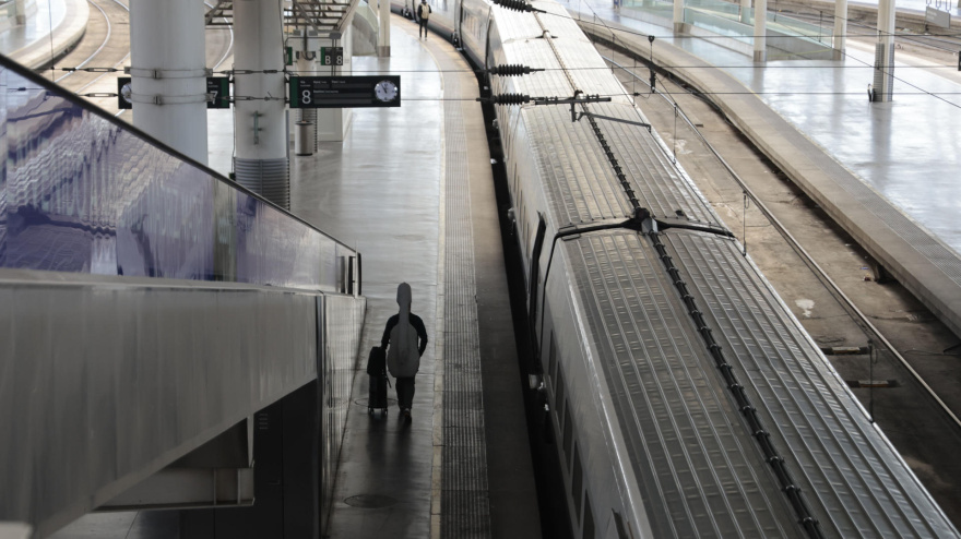 Pasajeros en los andenes de la estación de Atocha en Madrid este viernes, en el que comienza la operación especial de Semana Santa