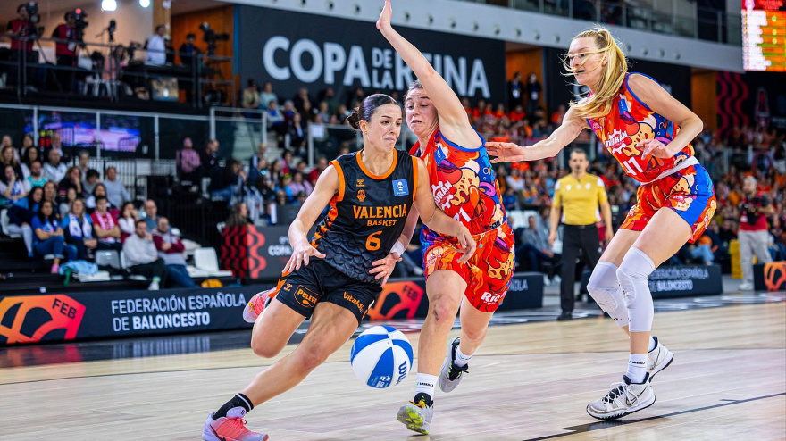 Elena Buenavida en una acción clave ante Ensino en los cuartos de final