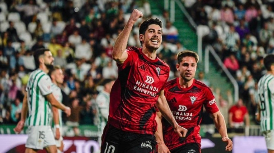 Carlos Martínez celebra su gol en el Córdoba - Mirandés