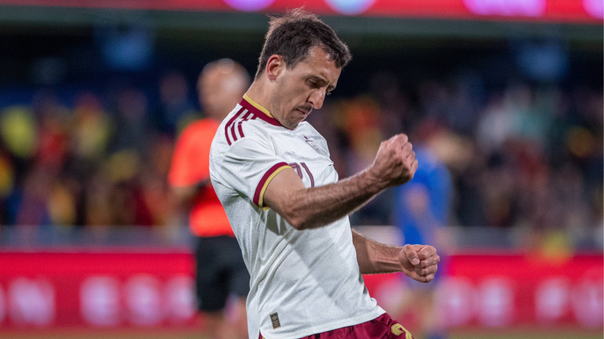 Oyarzabal celebrando uno de sus goles durante el España - Serbia