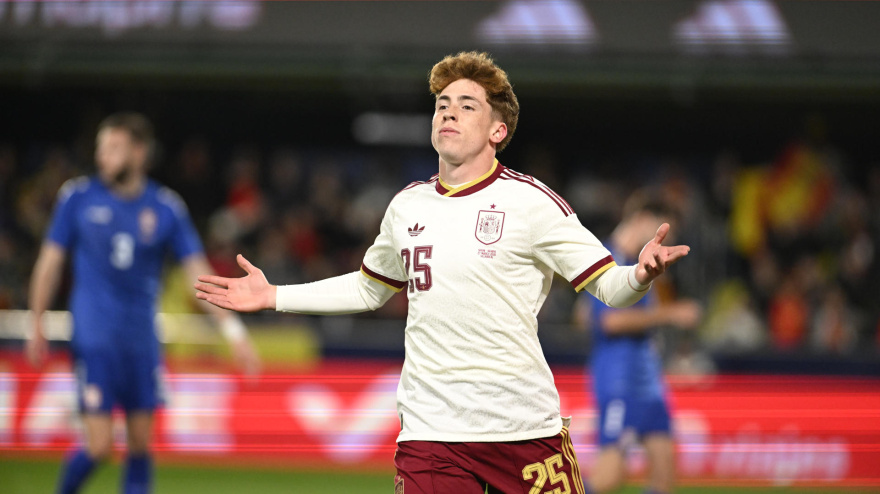 Víctor Muñoz celebra el 3-0 de España contra Serbia