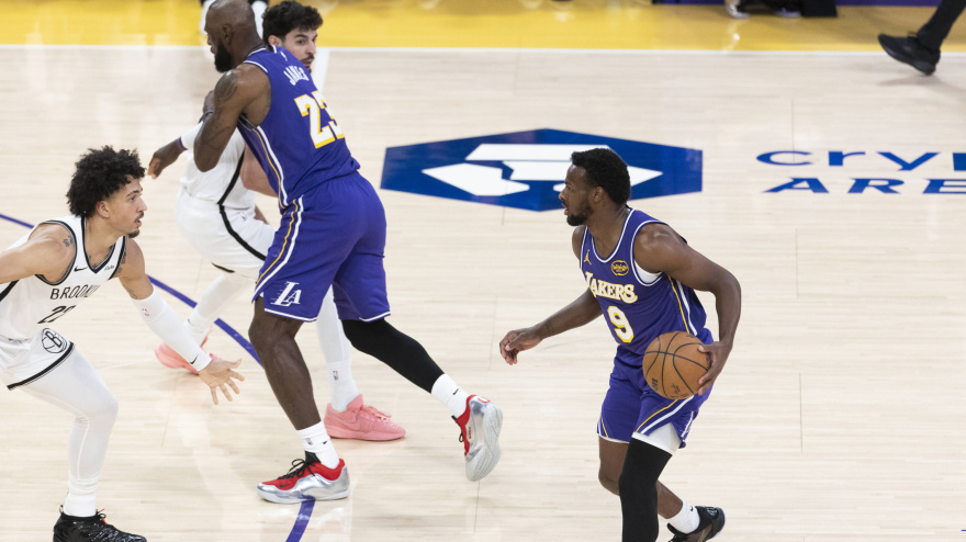 Momento del partido entre Lakers y Brooklyn con Lebron James y su hijo Bronny