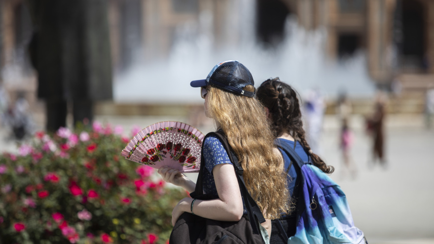 Turistas con ropa veraniega debido a las cálidas temperaturas.