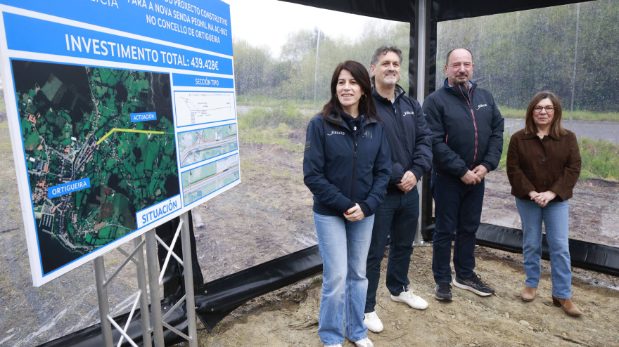 La conselleira de infraestructuras de la Xunta con el alcalde de Ortigueira