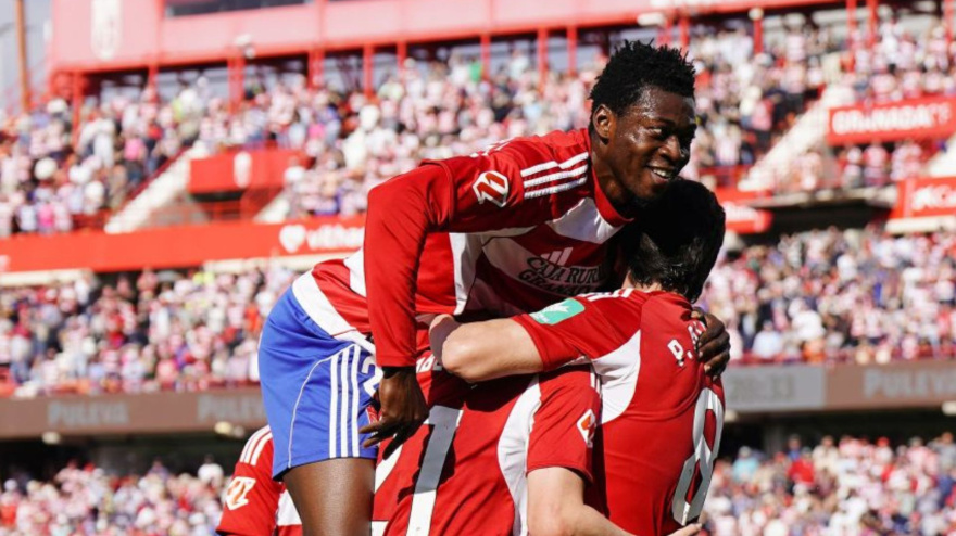 Los futbolistas del Granada celebran un gol contra el Huesca