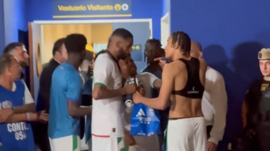 Los jugadores de Mauritania peleándose por las camisetas de la selección argentina