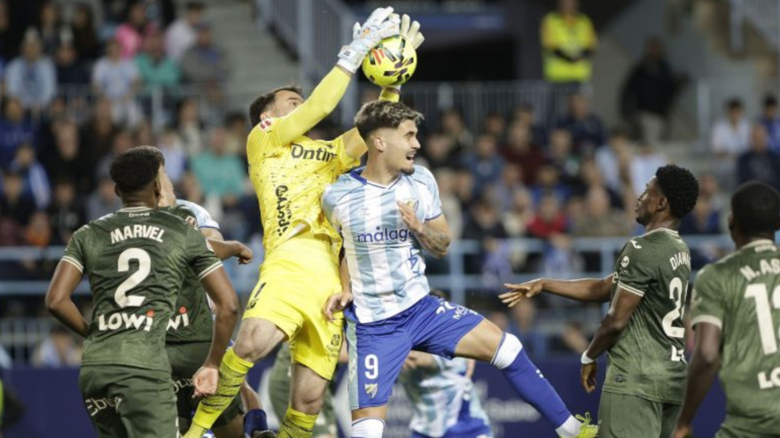 Juan Soriano, portero del Leganés, ataja un balón contra el Málaga