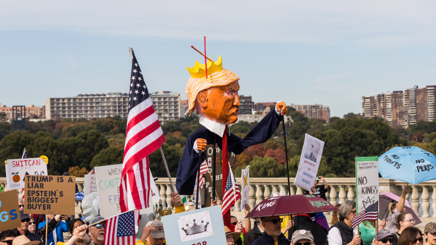 (Foto de ARCHIVO)18 October 2025, US, Washington: Demonstrators march across the Arlington Memorial Bridge with an effigy of US President Donald Trump as part of the No Kings Day protests occurring across the country. Photo: Tom Hudson/ZUMA Press Wire/dpa18/10/2025 ONLY FOR USE IN SPAIN