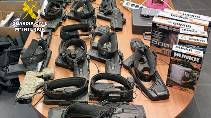 Las pistolas láser robadas por el ladrón en el centro comercial de Lorca