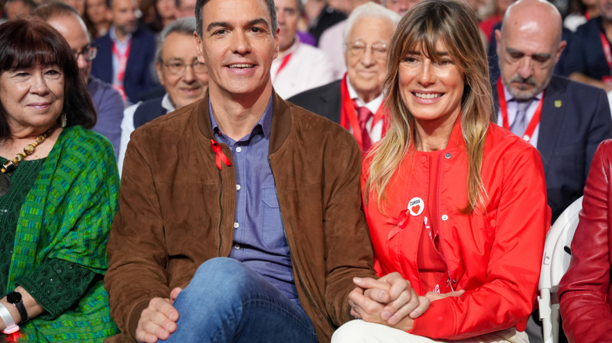 El Presidente del Gobierno, Pedro Sánchez, y su esposa Begoña Gómez durante la clausuradel 41º Congreso Federal del PSOE