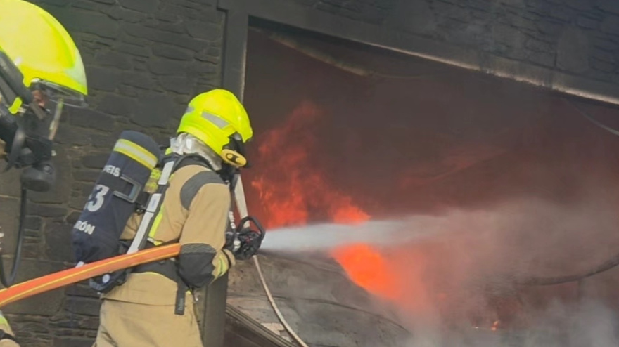 Intervención des SPEIS de Narón en una vivienda en la zona de Os Vicás de Narón