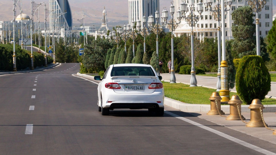 Coche blanco en Turkmenistán