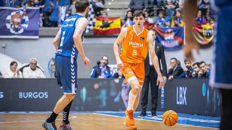 De Larrea sube la pelota ante la defensa de un jugador del Burgos