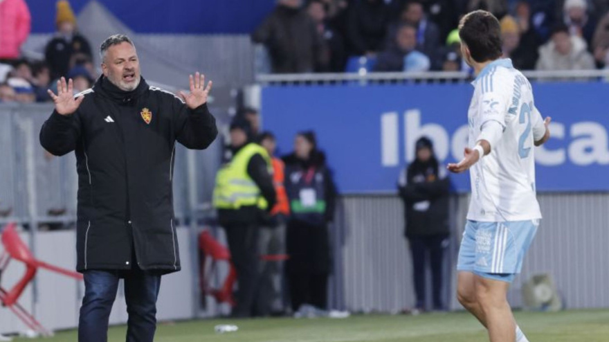 David Navarro da instrucciones a Aguirregabiria durante el Zaragoza - Racing