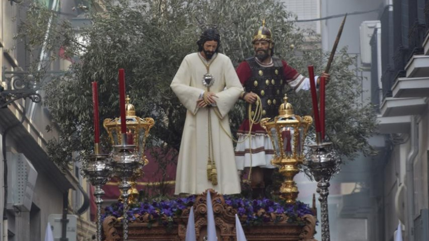 Jesús Cautivo junto a la primera figura de su misterio, un guardia del templo judío