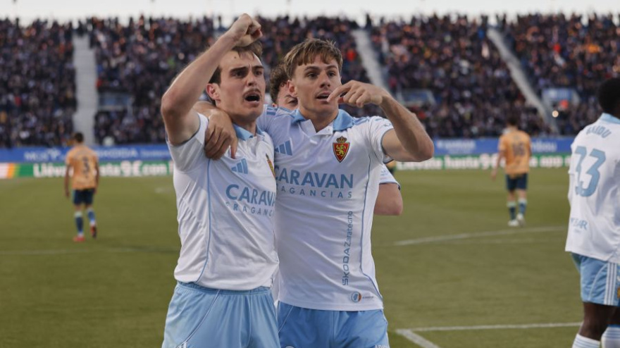 Dani Gómez, agradece a Francho Serrano la asistencia que le permitió marcar el primer gol de la tarde y abrir el camino a la victoria zaragocista