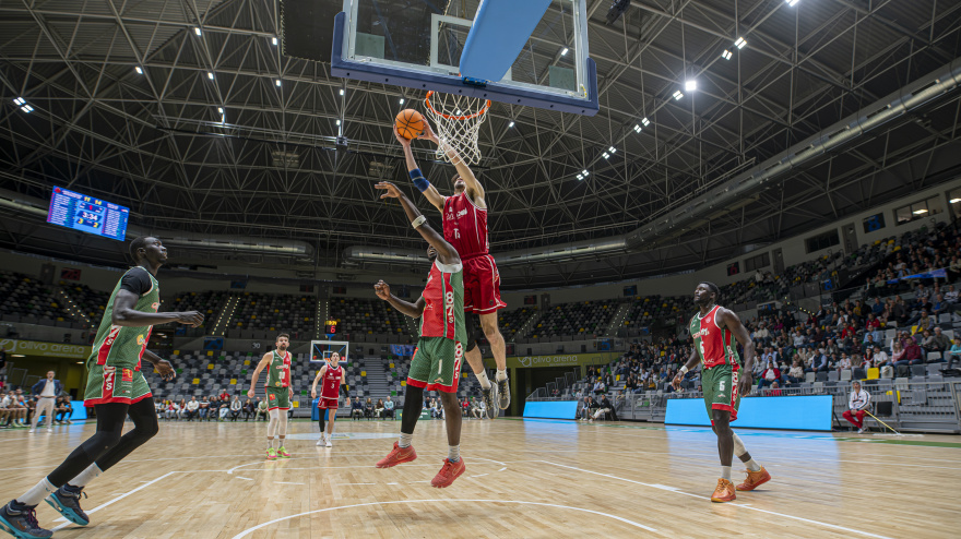 Un tercer cuarto fatídico condena al Jaén CB frente a un imponente Caja 87