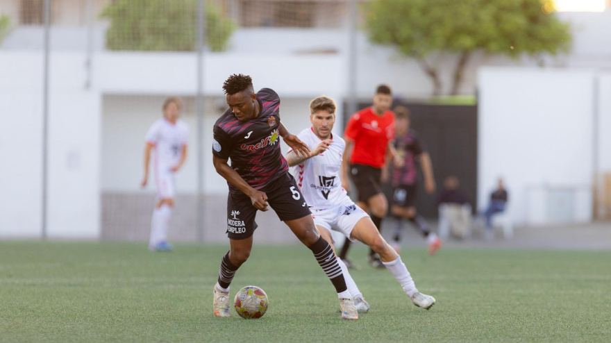 Ebuka, jugador del Águilas FC en un momento del partido
