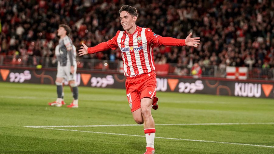 El Almería se da un festín y se coloca en ascenso directo