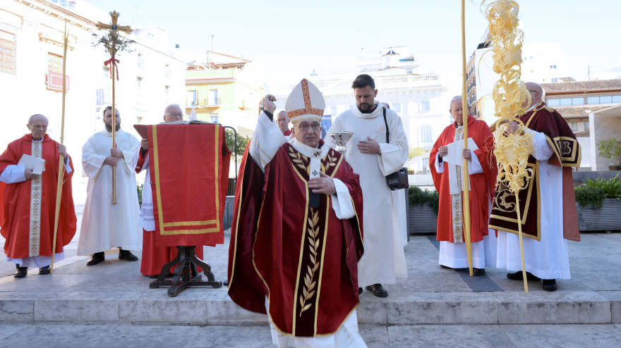 El arzobispo de Valencia, Enrique Benavent, durante el Domingo de Ramos
