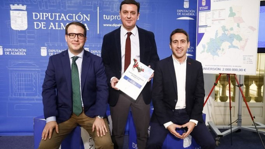 El presidente de Diputación, Javier Aureliano García, junto a los diputados Fernando Giménez y Óscar Liria, presentan el Plan de Embellecimiento de municipios