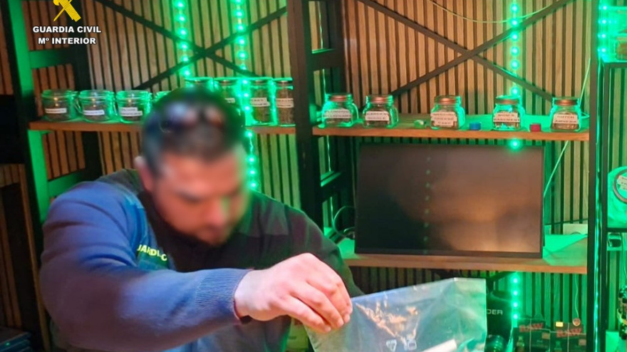 La Guardia Civil actúa contra dos clubes cannábicos en Orihuela Costa