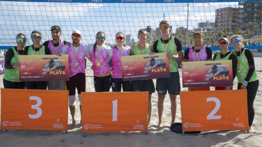 Foto de ganadores, este fin de semana en la playa de San Juan.