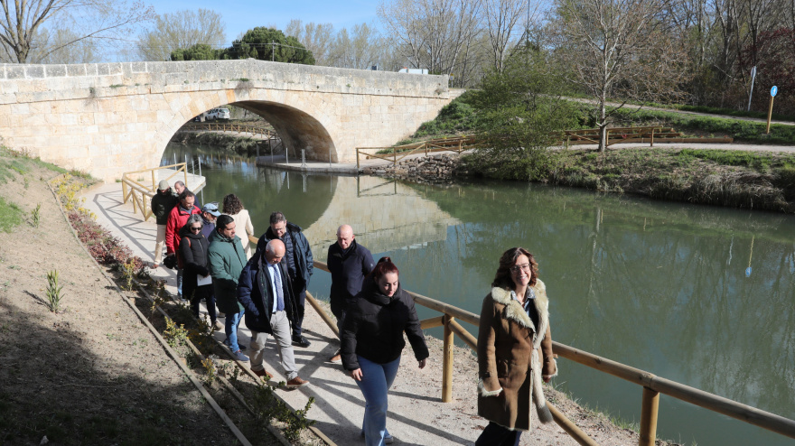 La presidenta de la Diputación, Ángeles Armisén, acompañada del vicepresidente y diputado de Acción Territorial, Urbano Alonso, de los diputados del Consorcio del Canal, Francisco Pérez y Javier Villafruela, visitan junto a los representantes del Ayuntamiento de la capital y de la Confederación Hidrográfica del Duero, el resultado de las obras acometidas a través del PST Canal de Castilla