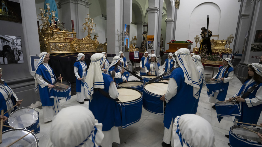 TERUEL (ESPAÑA), 29/03/2026.- La Cofradía de la Entrada de Jesús en Jerusalén ha suspendido la tradicional procesion de la burrica y solo ha podido realizar un breve acto con bendicion de Ramos en la Iglesia de San Martin donde se guardan los pasos de Semana Santa debido al fuerte viento, que ha obligado a suspender las procesiones de Domingo de Ramos en la ciudad de Teruel. EFE/ Antonio García