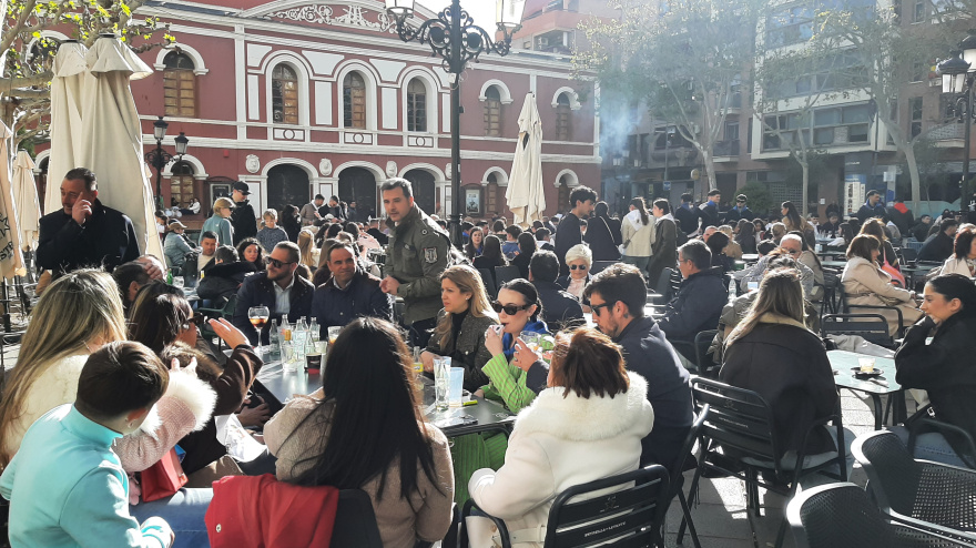 Terrazas repletas de clientes durante el Domingo de Ramos