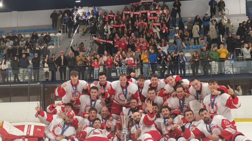 Imagen del equipo con el trofeo en la pista de San Sebastian